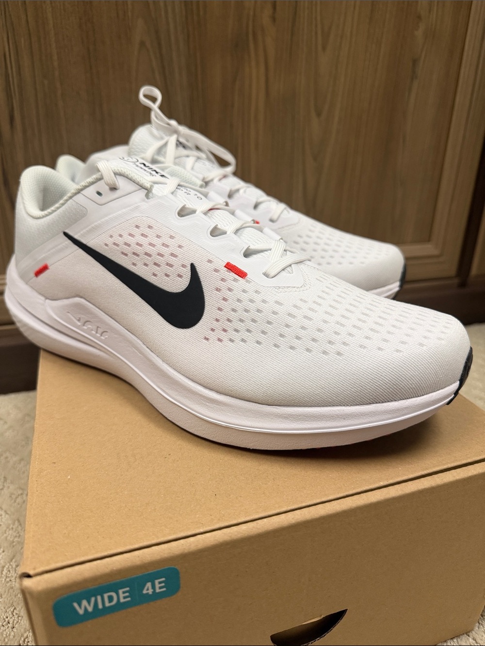MEN’S NIKE AIR WINFLO 10 Sneaker - White with Black & Red - Size 12 - Wide 4E